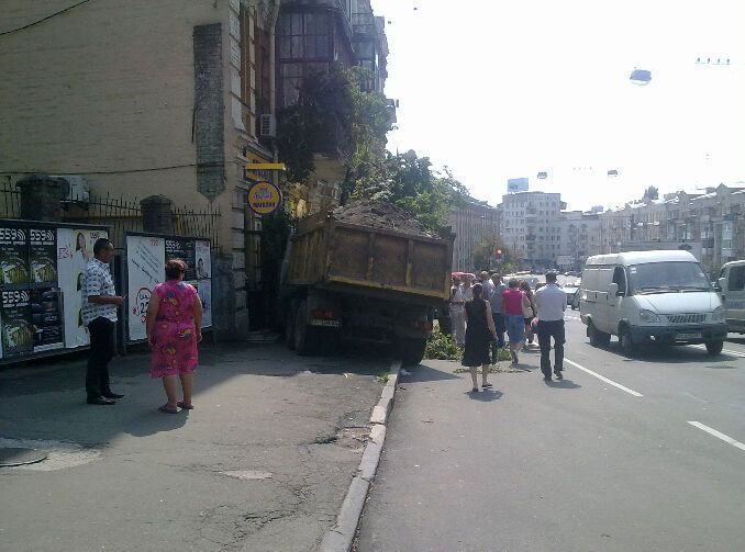 ДТП в Киеве: у полностью груженного грузовика отказали тормоза – затормозил об магазин. ФОТО