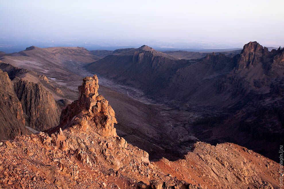 17. Наша любимая долина Mackinder Valley посередине кадра. Если присмотреться, то можно увидеть и зеленые крыши Shimpton's Hut внизу справа; и хребетик посередине слева, на который мы ходили вчера (даже тропинку между ними). За правым хребтом основной долины видно соседнюю, это как раз Liki North, в которую так же заходили. В реальном размере видно даже метеостанцию и Old Moses. Весь мир как на ладони&nbsp;