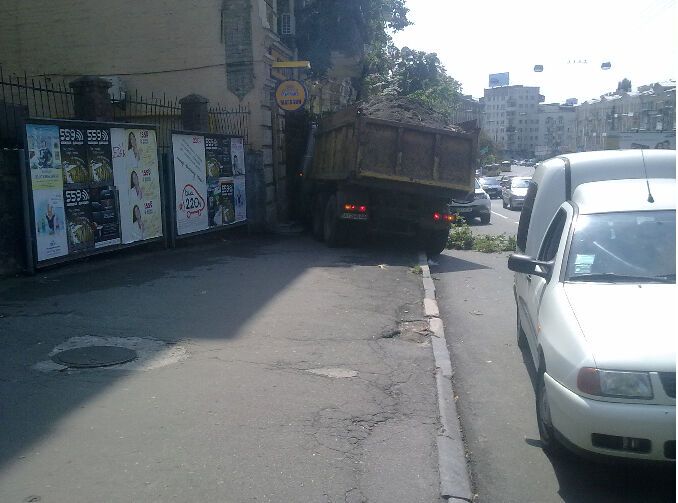 ДТП в Киеве: у полностью груженного грузовика отказали тормоза – затормозил об магазин. ФОТО