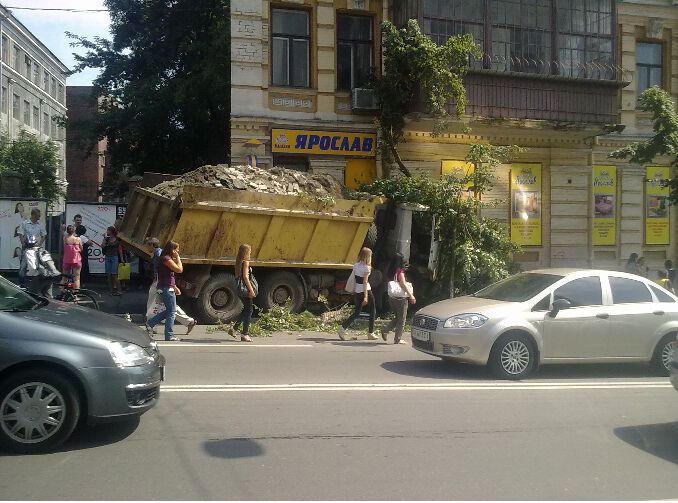 ДТП в Киеве: у полностью груженного грузовика отказали тормоза – затормозил об магазин. ФОТО