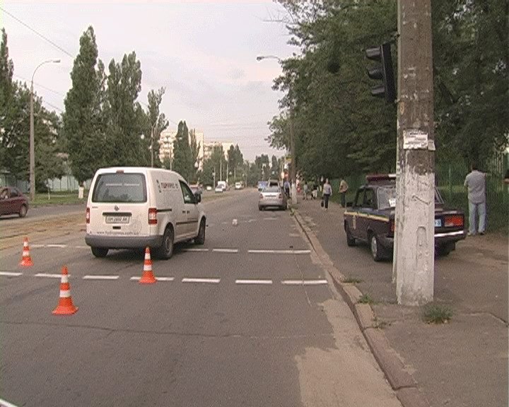 В Киеве Volkswagen Caddy «отфутболил» «Таврию» на 30 метров