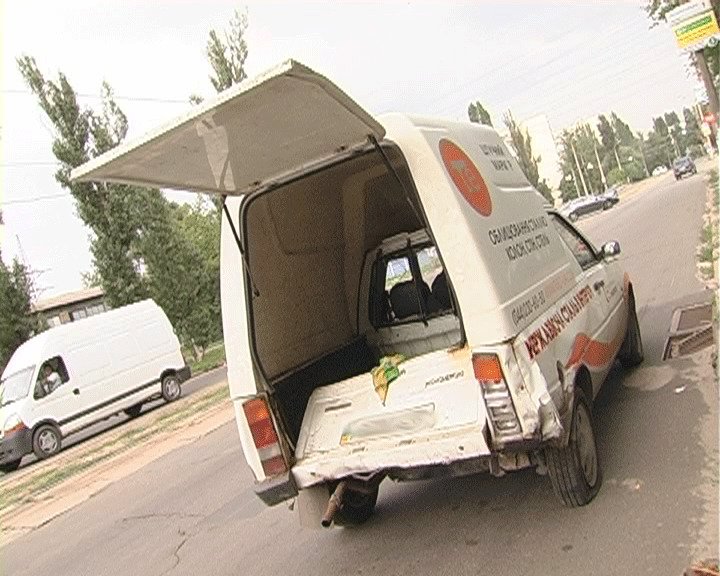 В Киеве Volkswagen Caddy «отфутболил» «Таврию» на 30 метров