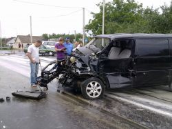 После столкновения с фурой водитель Volkswagen вылетел из машины