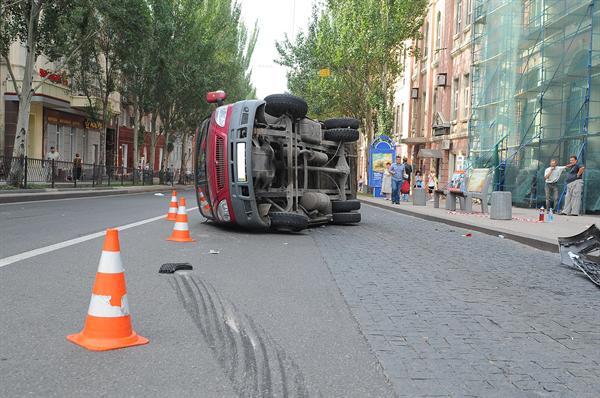 Kia Sportage швырнула "Газель" прямо в пешеходов на «зебре»