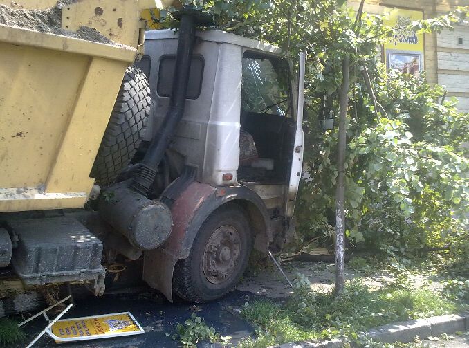 ДТП в Киеве: у полностью груженного грузовика отказали тормоза – затормозил об магазин. ФОТО