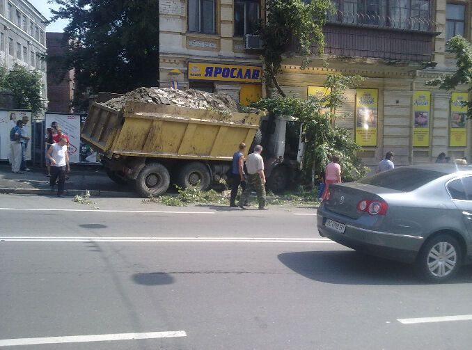 ДТП в Киеве: у полностью груженного грузовика отказали тормоза – затормозил об магазин. ФОТО