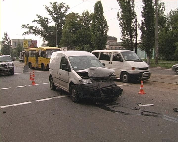 В Киеве Volkswagen Caddy «отфутболил» «Таврию» на 30 метров