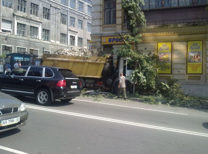 ДТП в Киеве: у полностью груженного грузовика отказали тормоза – затормозил об магазин. ФОТО