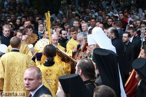 Кирило приїхав на молебень у розкішному "Мерседесі". Фото