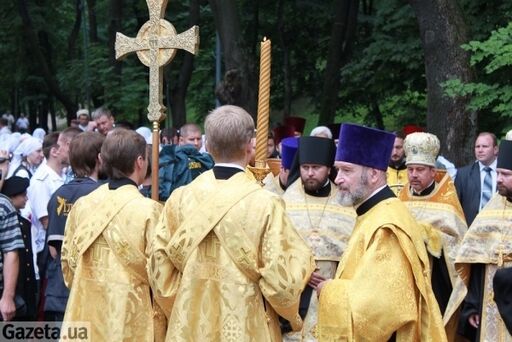 Кирило приїхав на молебень у розкішному "Мерседесі". Фото