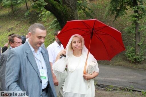 Кирило приїхав на молебень у розкішному "Мерседесі". Фото