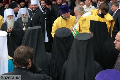 Кирило приїхав на молебень у розкішному "Мерседесі". Фото