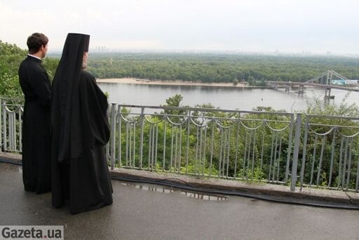 Кирило приїхав на молебень у розкішному "Мерседесі". Фото