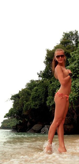 Украинская любовница Ван Дамма выложила в сеть сексуальные фото