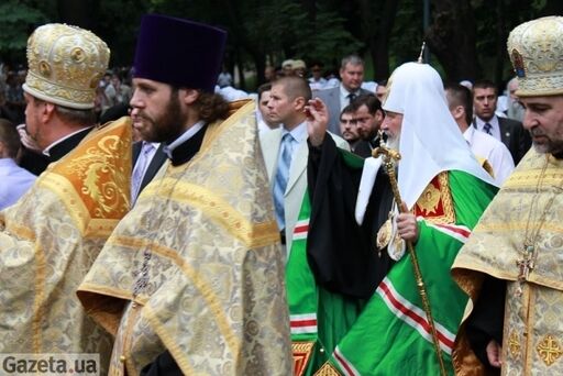 Кирило приїхав на молебень у розкішному "Мерседесі". Фото