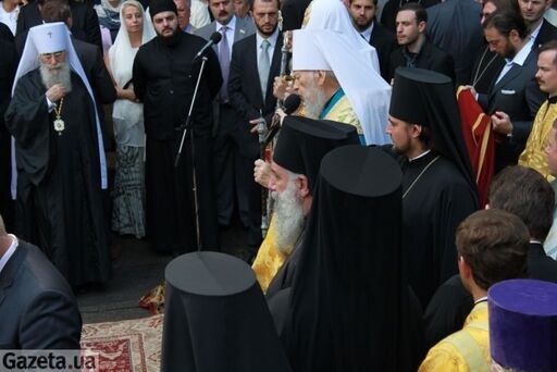Кирило приїхав на молебень у розкішному "Мерседесі". Фото