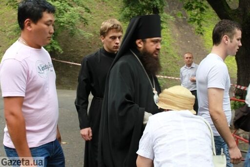 Кирило приїхав на молебень у розкішному "Мерседесі". Фото