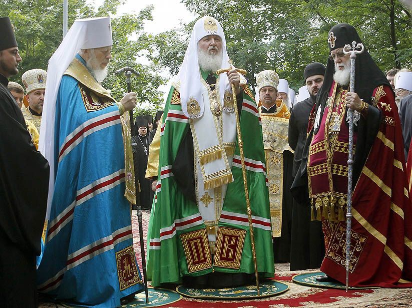 7. Митрополит Украины Владимир, патриарх Московский и всея Руси Кирилл и Католикос-Патриарх всея Грузии Илия II на молитвенной службе в Киеве. (SERGEY DOLZHENKO / EPA)