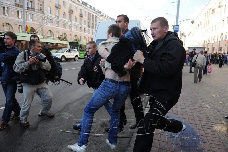 День независимости в Беларуси: протестующих били и травили газом. Фото, видео