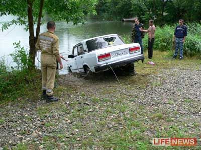 В России пьяные родители утопили детей вместе с машиной. Фото