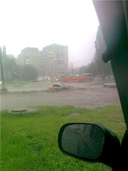 Украина под водой: затопленное метро, сломанные деревья и люди на лодках