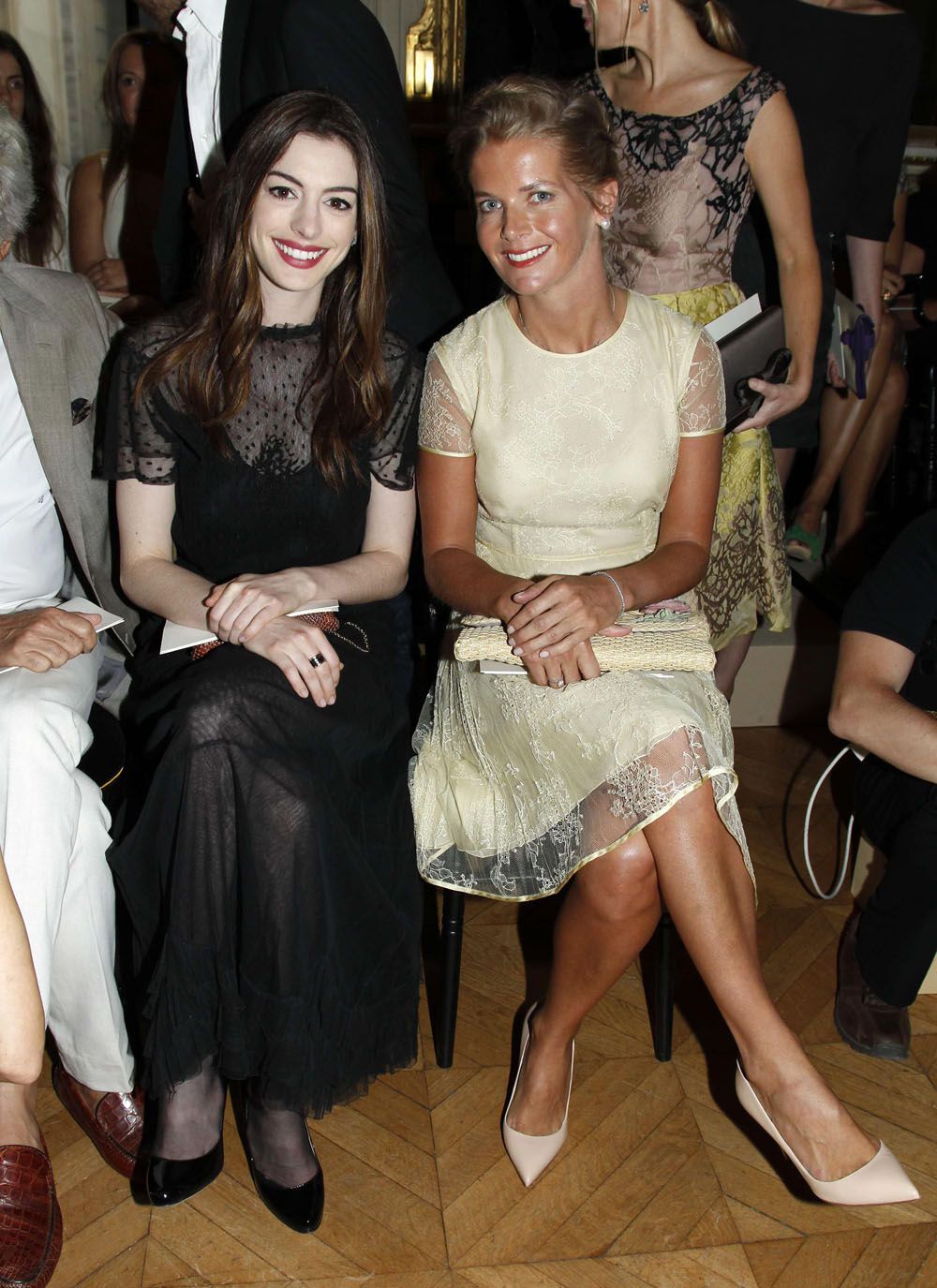 Прозрачное платье и бело лицо Энн Хэтэуэй