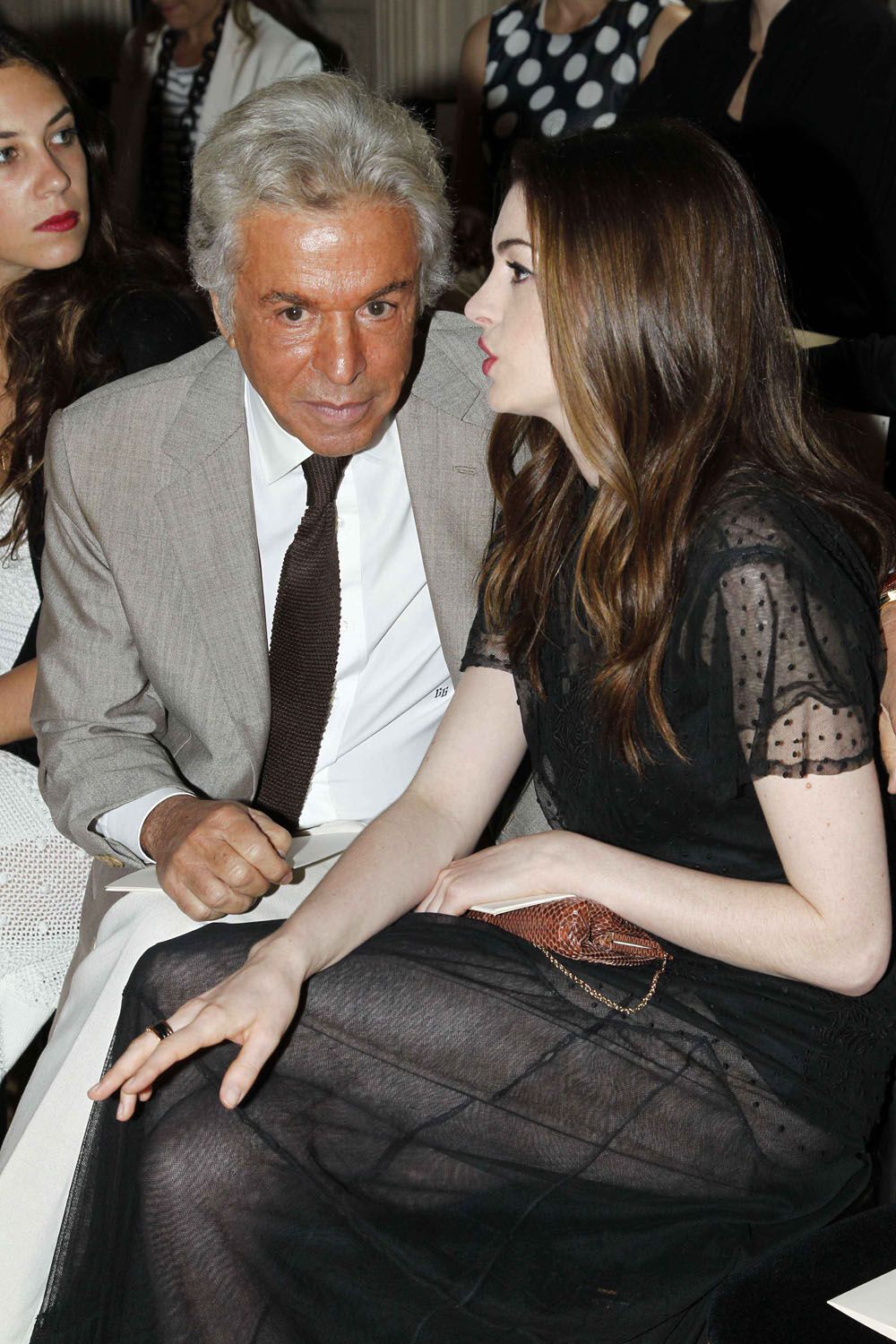 Прозрачное платье и бело лицо Энн Хэтэуэй