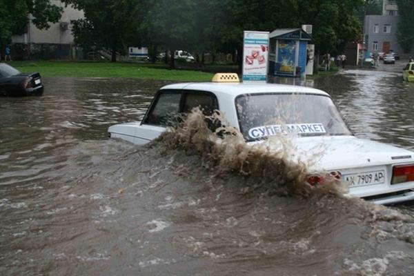 Україна під водою: затоплене метро, ??зламані дерева і люди на човнах