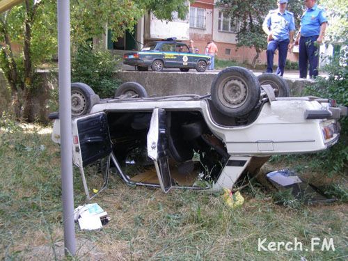 В Керчи машину припарковали вверх ногами