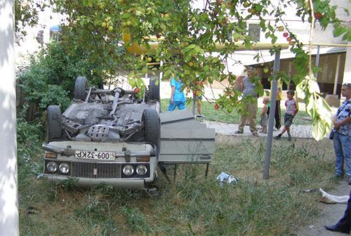 В Керчи машину припарковали вверх ногами