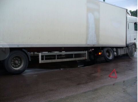 В Киеве на улице Телиги провалился асфальт вместе с фурой. Добавлено ФОТО