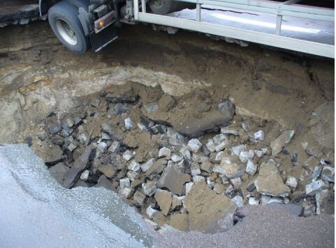 В Киеве на улице Телиги провалился асфальт вместе с фурой. Добавлено ФОТО