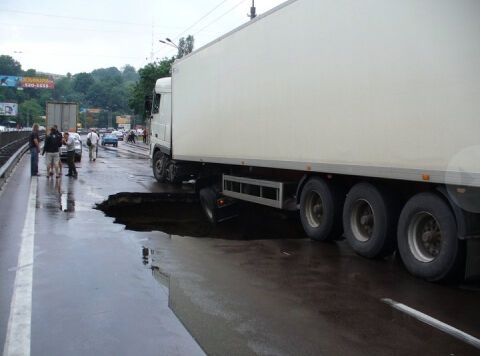 В Киеве на улице Телиги провалился асфальт вместе с фурой. Добавлено ФОТО