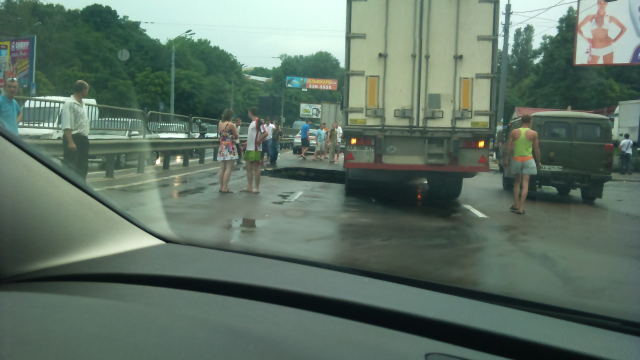 В Киеве на улице Телиги провалился асфальт вместе с фурой. Добавлено ФОТО