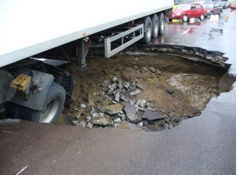 В Киеве на улице Телиги провалился асфальт вместе с фурой. Добавлено ФОТО
