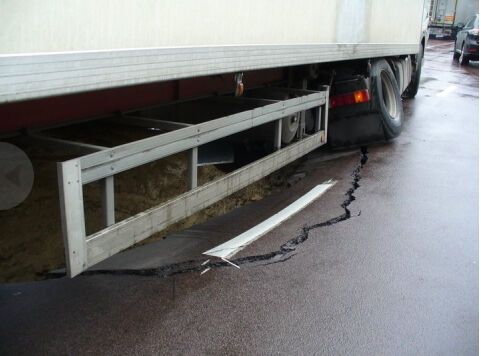 В Киеве на улице Телиги провалился асфальт вместе с фурой. Добавлено ФОТО