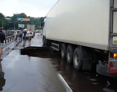 В Киеве на улице Телиги провалился асфальт вместе с фурой. Добавлено ФОТО