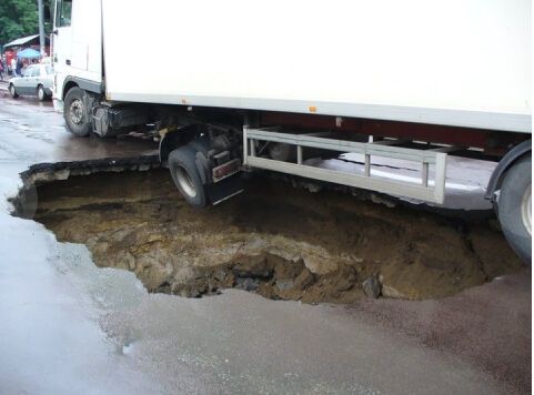 В Киеве на улице Телиги провалился асфальт вместе с фурой. Добавлено ФОТО