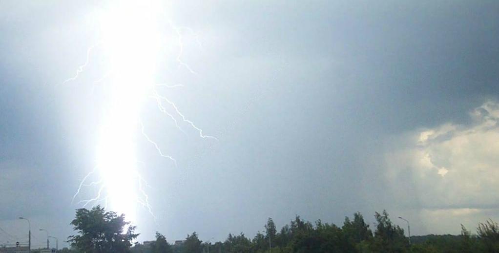 На Москву обрушился ливень со снегом. Фото. Видео