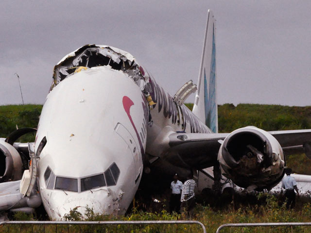 В разорванном на части Boeing 737 чудом выжили 163 человека. Фото