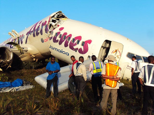 В разорванном на части Boeing 737 чудом выжили 163 человека. Фото