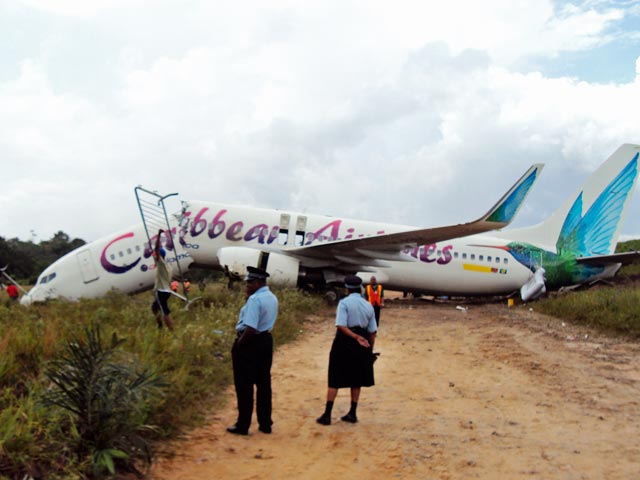 В разорванном на части Boeing 737 чудом выжили 163 человека. Фото