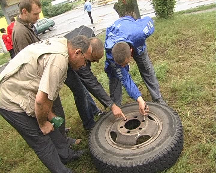 На Борщаговке бензовоз с 5 тоннами топлива едва не взорвал АЗС. ФОТО