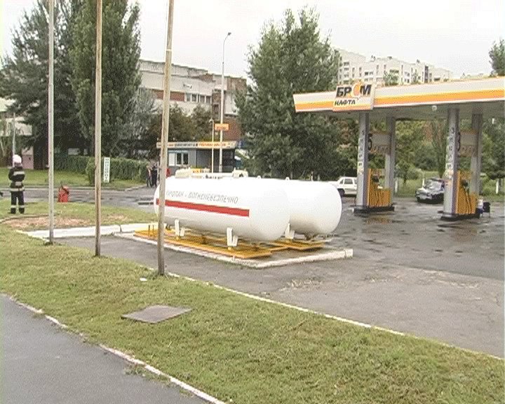 На Борщаговке бензовоз с 5 тоннами топлива едва не взорвал АЗС. ФОТО