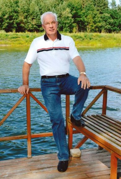 Азаров в Facebook отчитался о летнем отдыхе. Фото