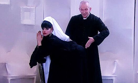Гага обидела католиков