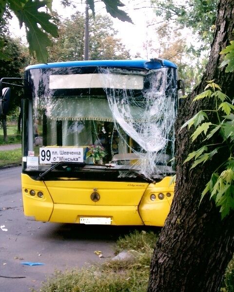 На Минском шоссе автобус ЛАЗ врезался в дерево