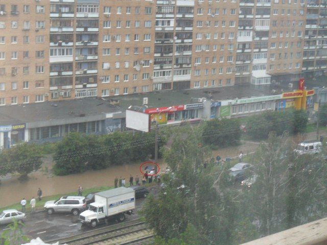 В Самаре автомобиль утонул вместе с водителем. ФОТО