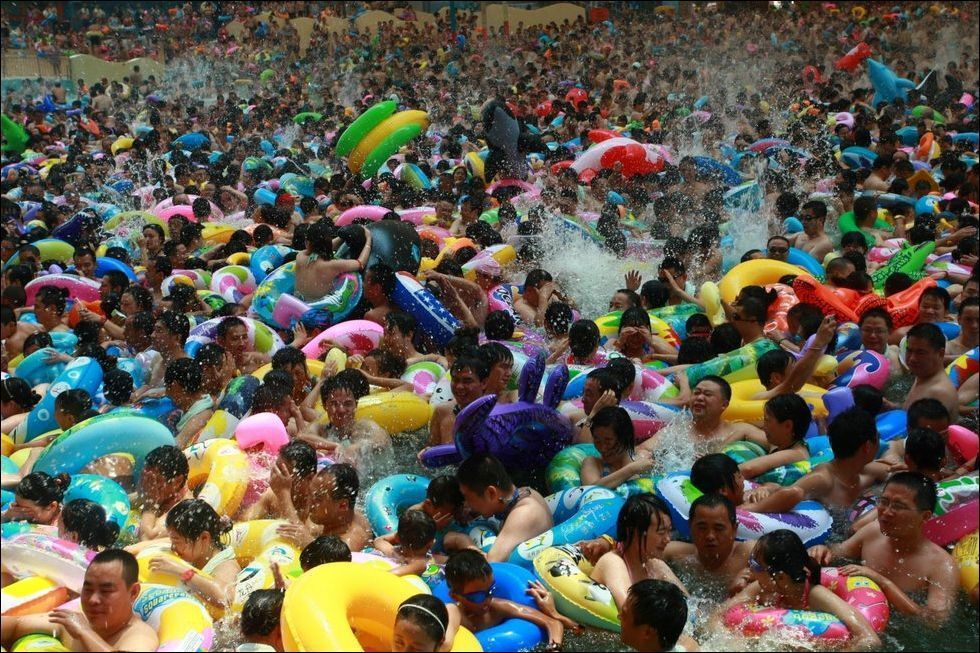 Китайцы спасаются от жары в собственном “Мертвом море”