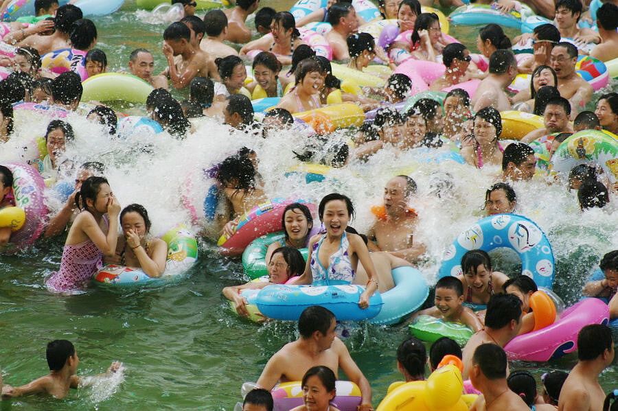 Китайці рятуються від спеки у власному "Мертвому морі"